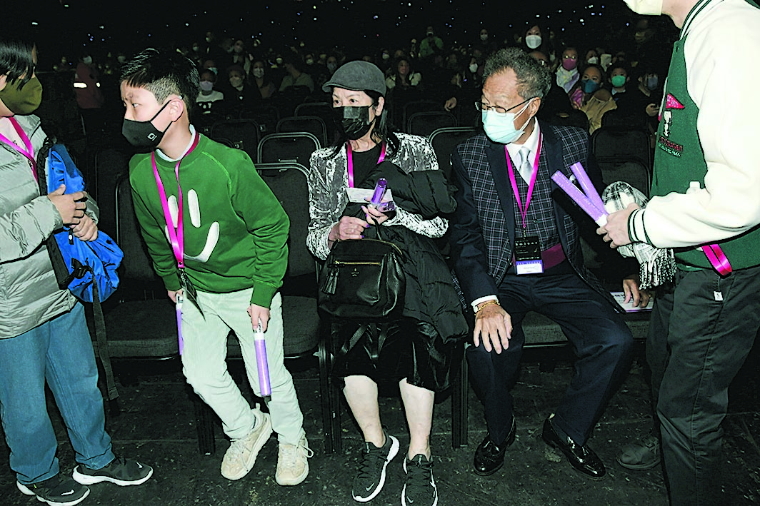 零赞助逆境下开唱  杨千嬅数度痛哭唱不下去