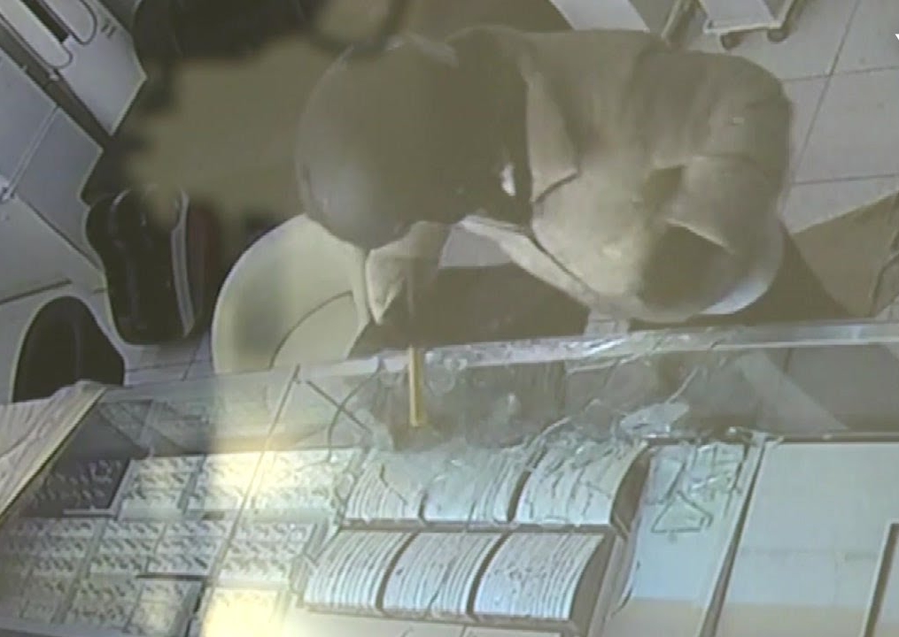 韩珠宝店13.8万抢案 小学生是嫌犯之一