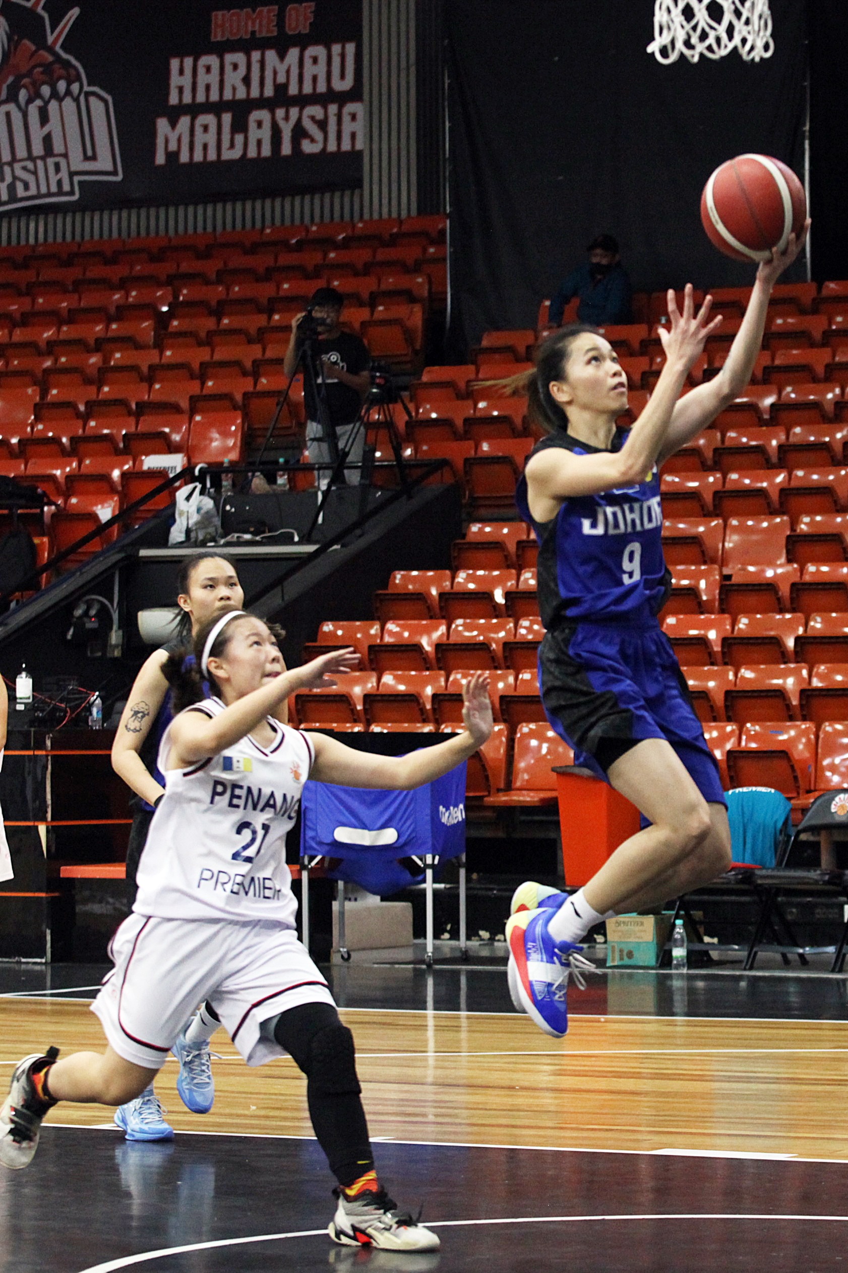 首杯全国篮球赛| 胡雪莹砍22分 雪女挫甲取3连胜