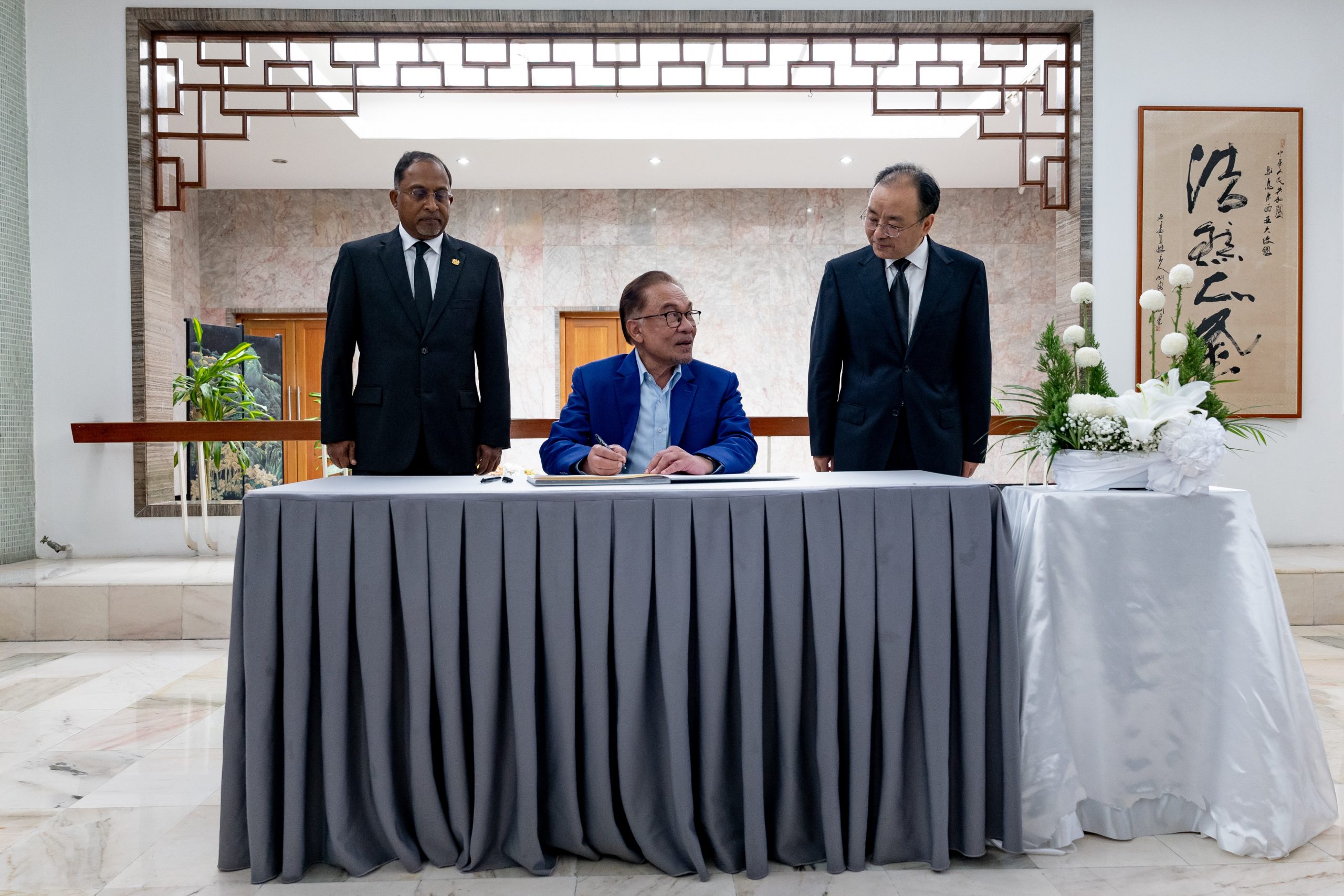 首相赴中国驻马大使馆吊唁已故江泽民