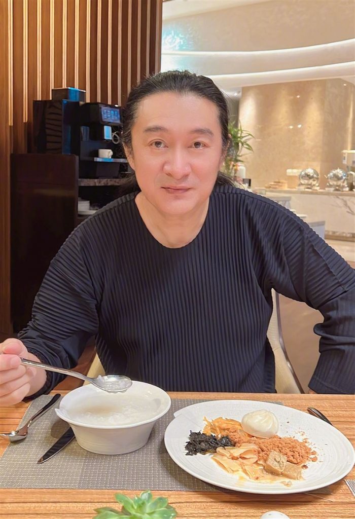 黄安叹中国殡仪馆火化排大队 被网民回怼:你后悔支持开放了吗