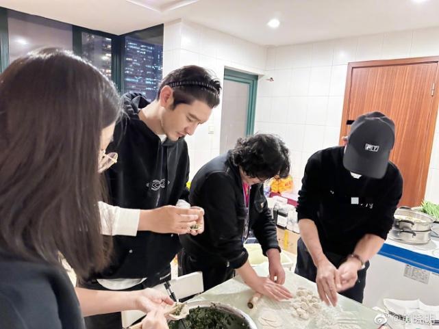 黄晓明冬至带小海绵陪父母包饺子 Baby孤单一人工作中过节