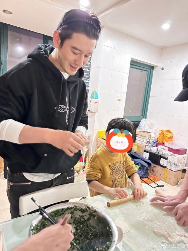 黄晓明冬至带小海绵陪父母包饺子 Baby孤单一人工作中过节