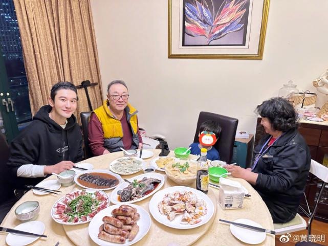 黄晓明冬至带小海绵陪父母包饺子 Baby孤单一人工作中过节