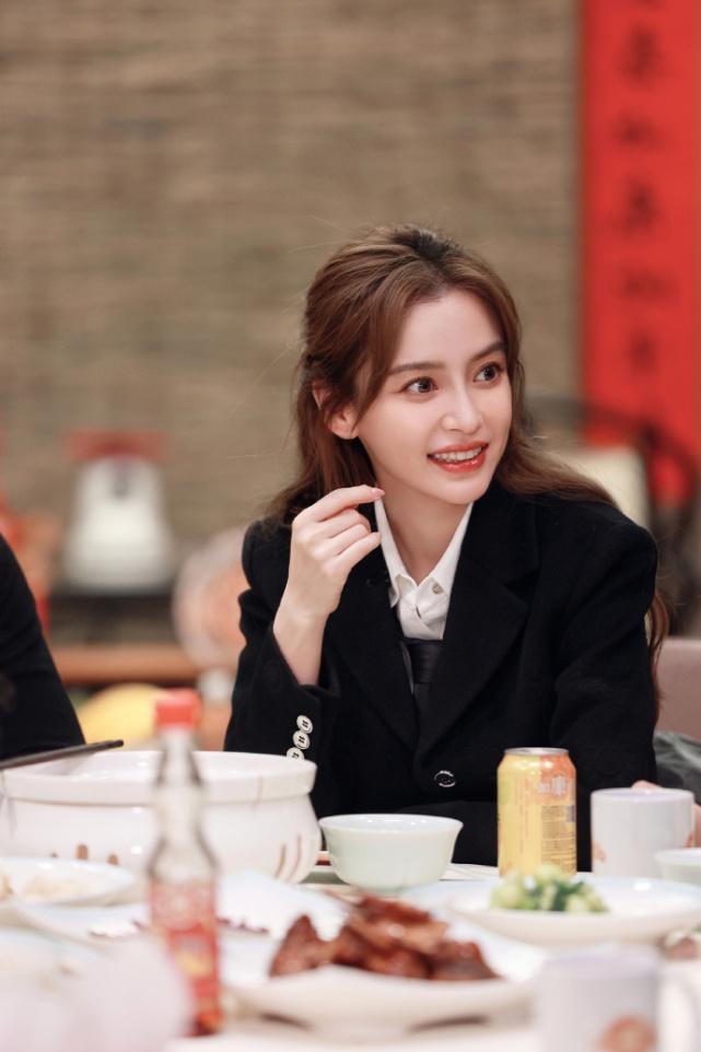 黄晓明冬至带小海绵陪父母包饺子 Baby孤单一人工作中过节