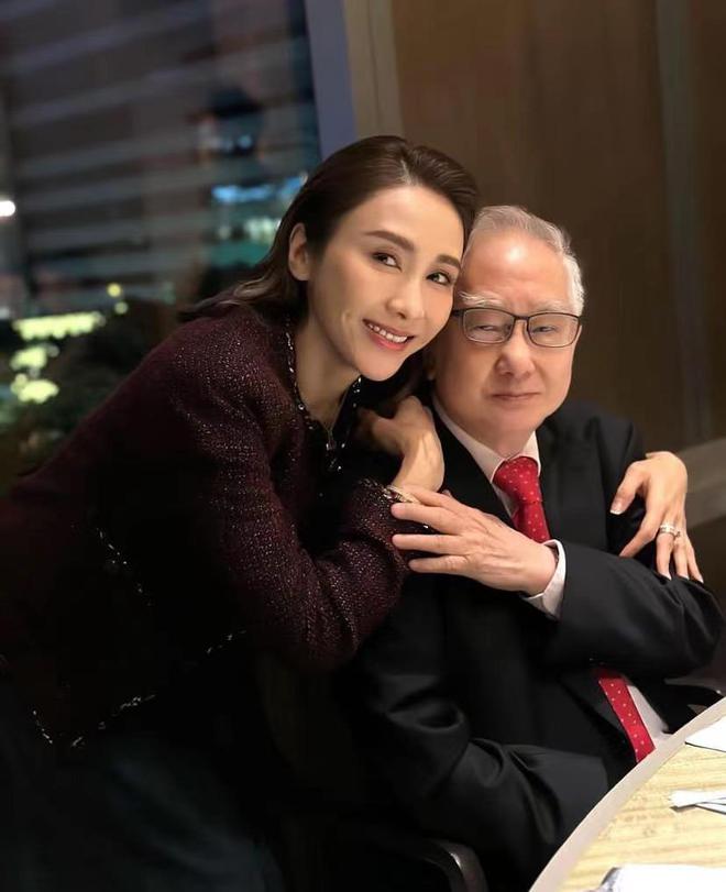 黎姿晒全家福为父亲庆生  温馨表白“轮到我抱住你”