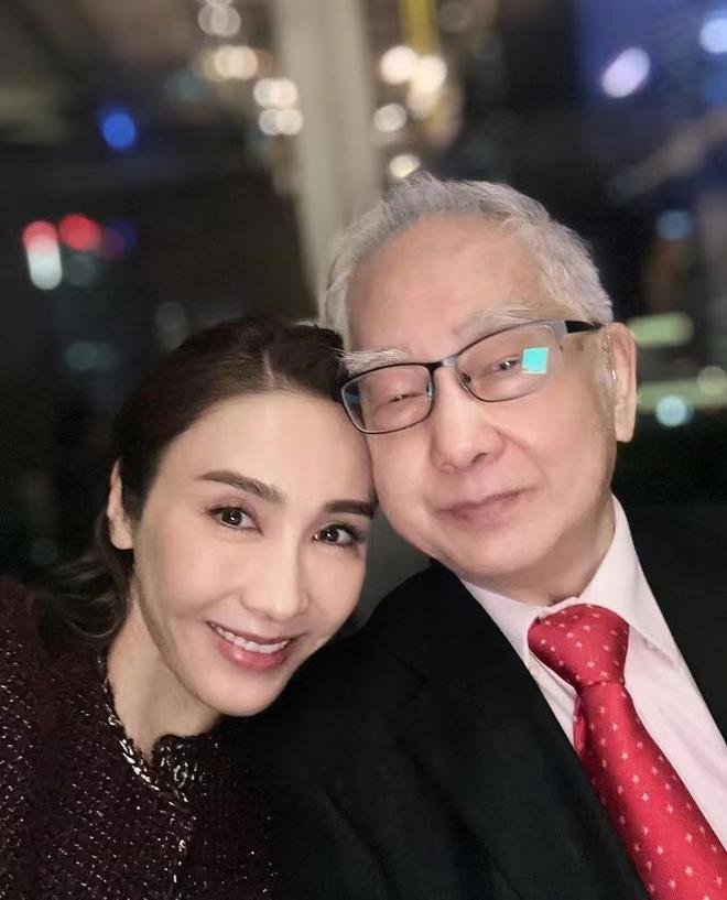 黎姿晒全家福为父亲庆生  温馨表白“轮到我抱住你”