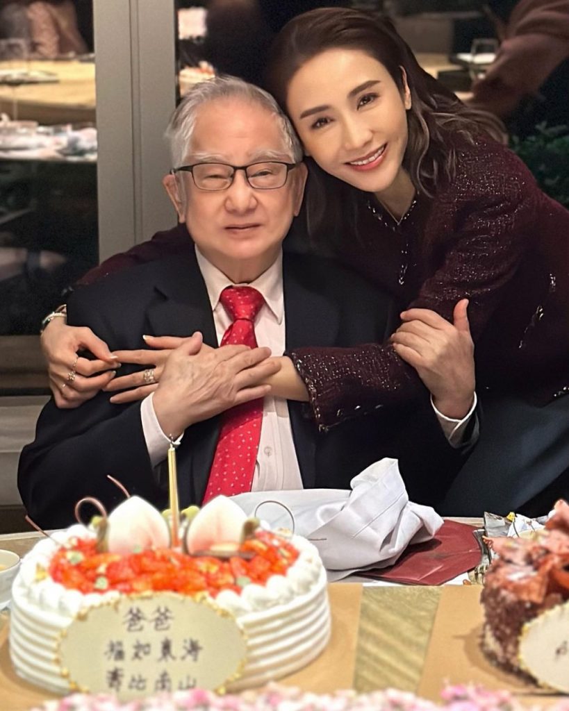 黎姿晒全家福为父亲庆生  温馨表白“轮到我抱住你”