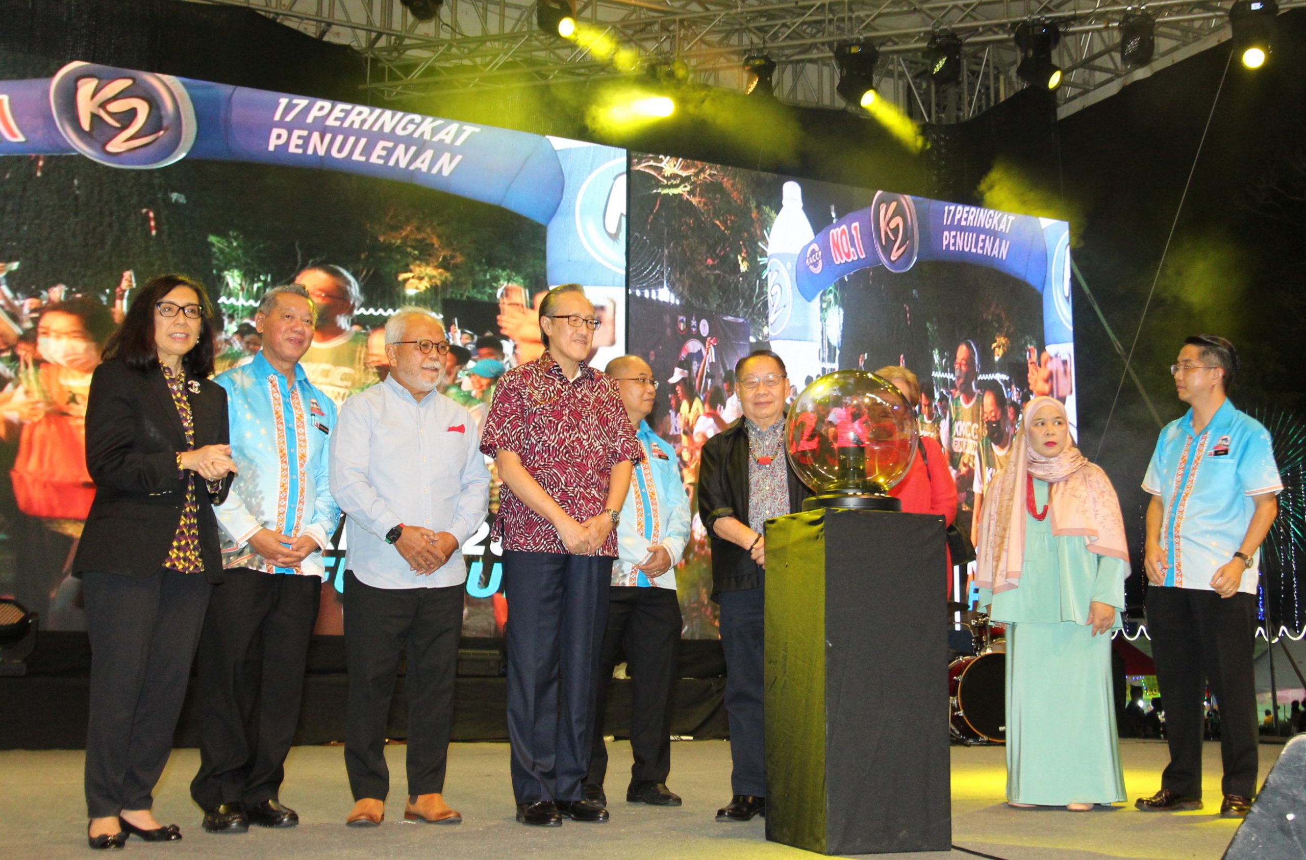 （1/2亚庇圣诞）哈芝芝吁抛开分歧 巩固人民团结