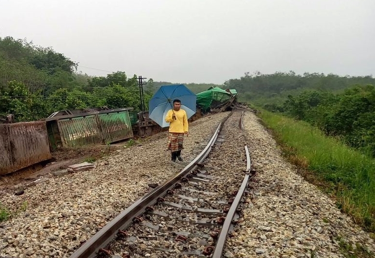 （全国版）货运列车疑被人炸，翻覆泰南康月市铁轨旁，往来巴东勿刹合艾火车暂停