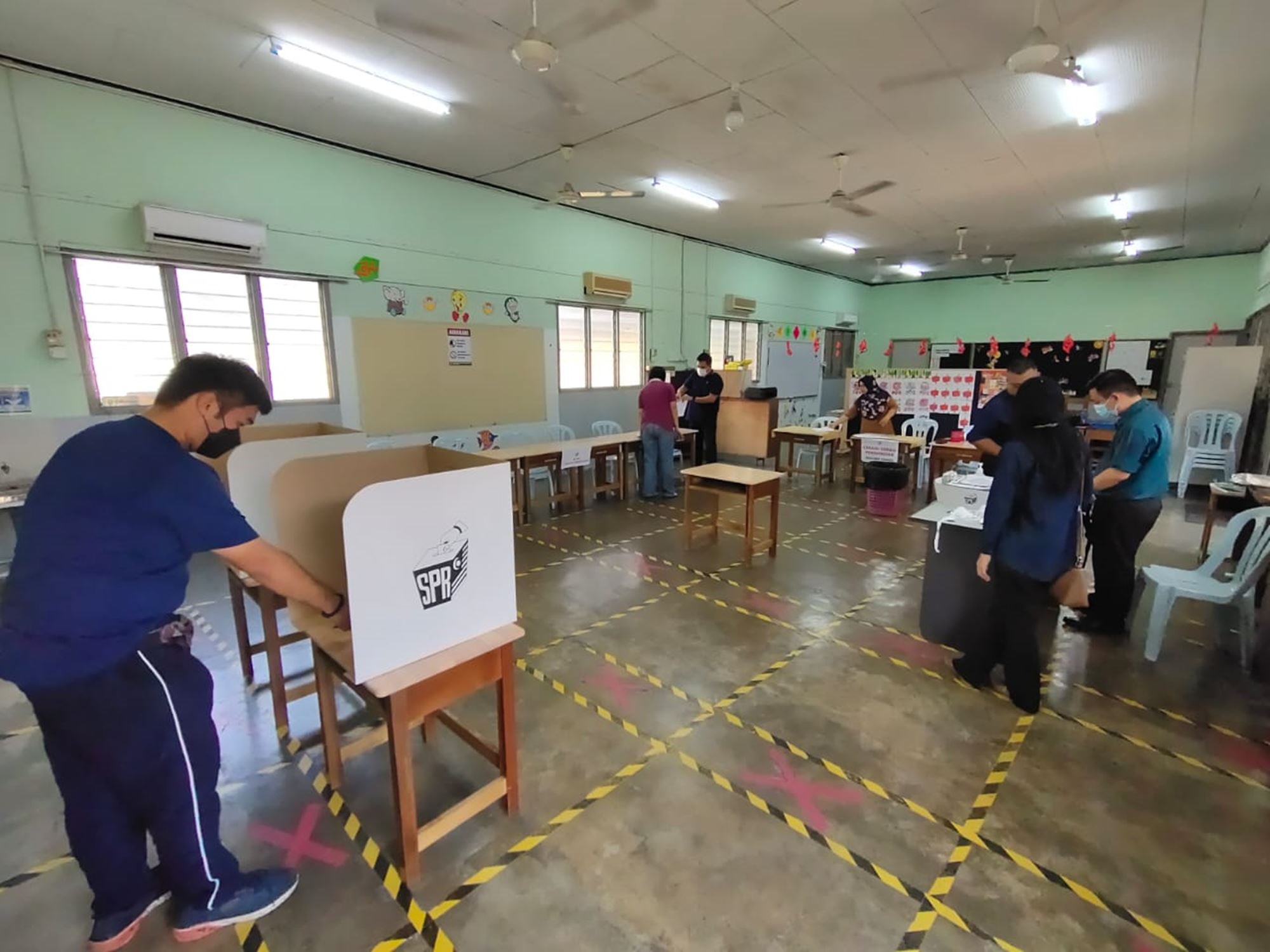 (全国版)选委会今早设置投票中心,天气预报明天雷雨天