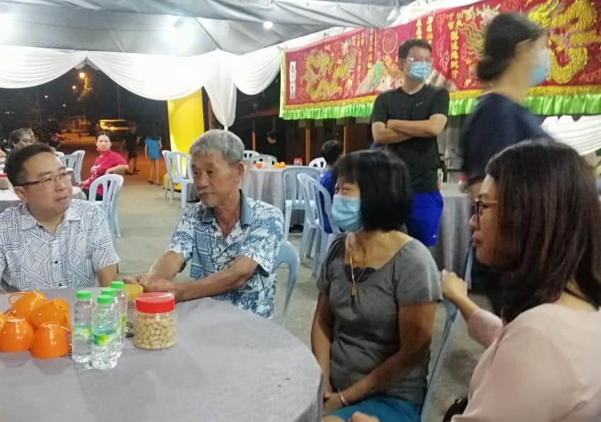 郑立慷慰问土崩罹难者家属