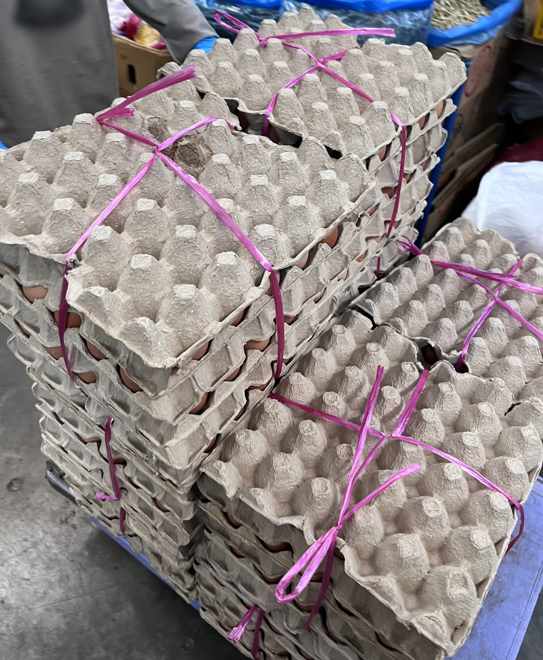 （古城封面主文）鸡蛋供应虽逐渐回稳，商家依旧限制购买数量