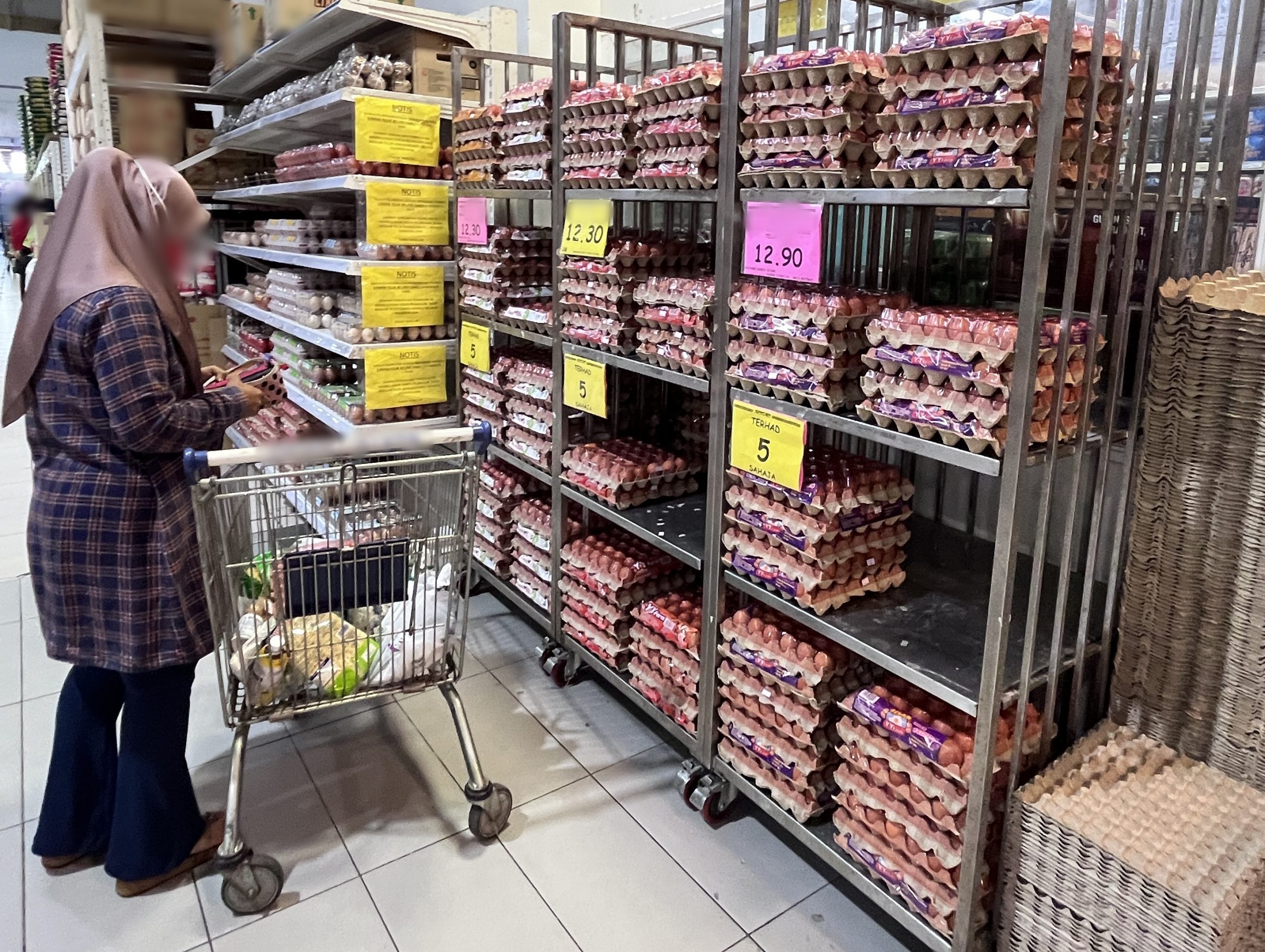 （古城封面主文）鸡蛋供应虽逐渐回稳，商家依旧限制购买数量