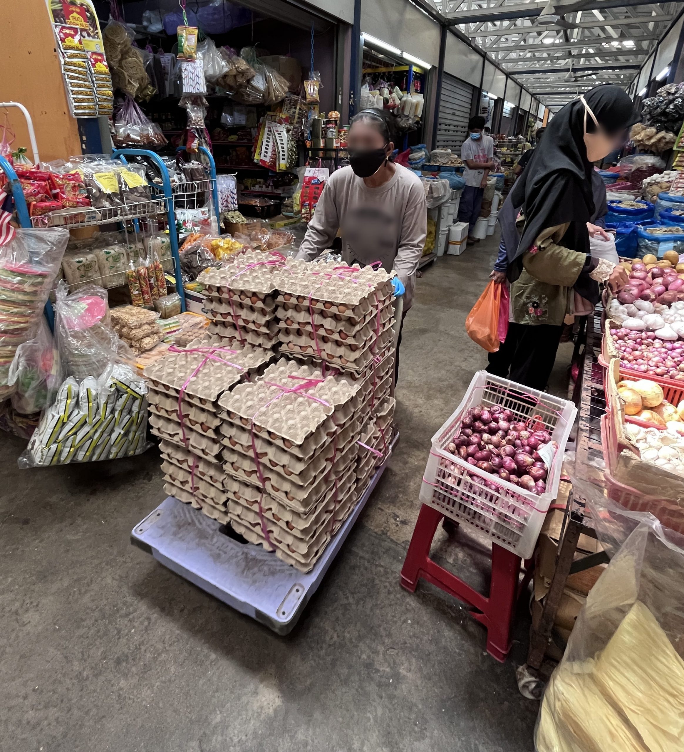 （古城封面主文）鸡蛋供应虽逐渐回稳，商家依旧限制购买数量