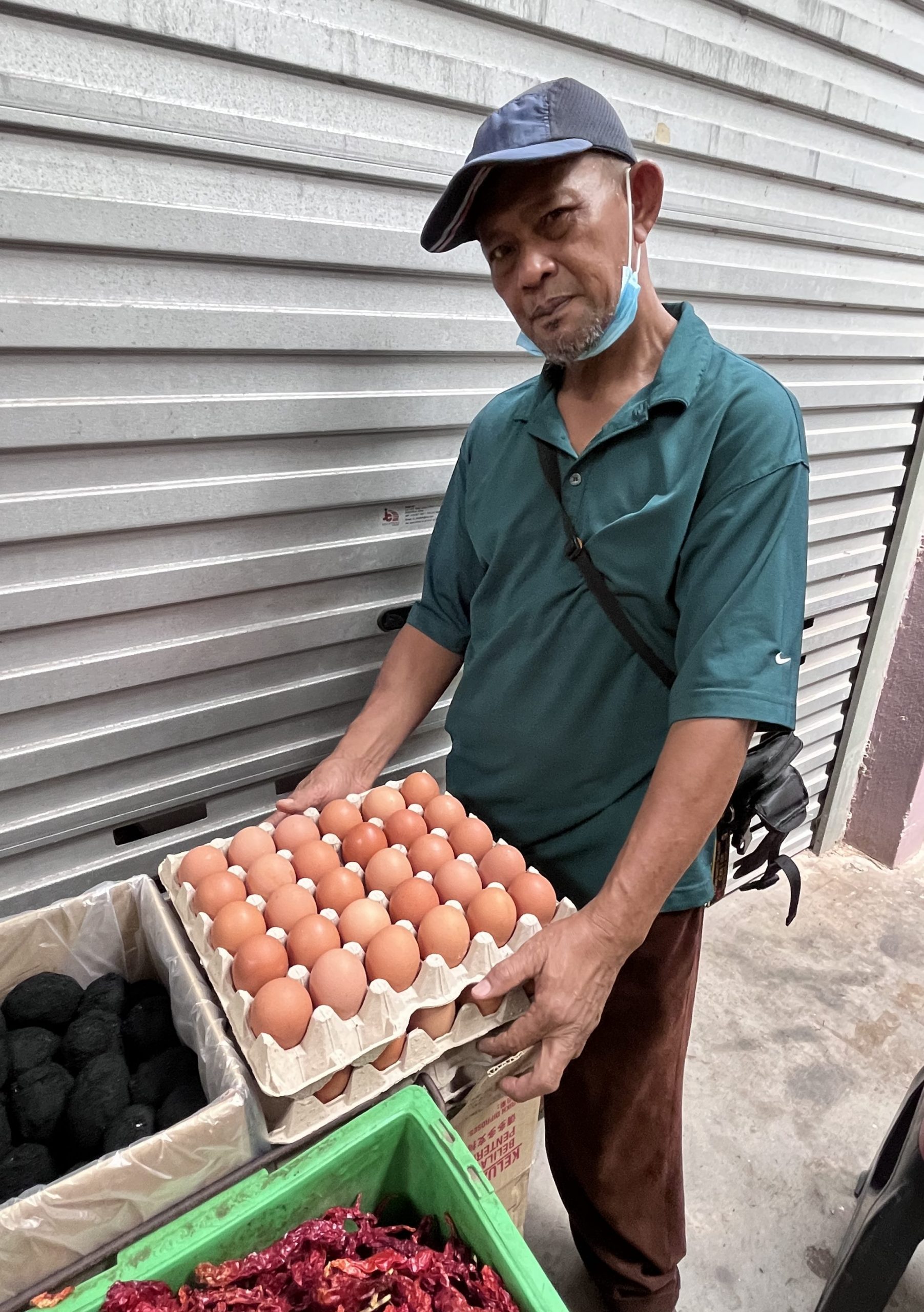 （古城封面主文）鸡蛋供应虽逐渐回稳，商家依旧限制购买数量