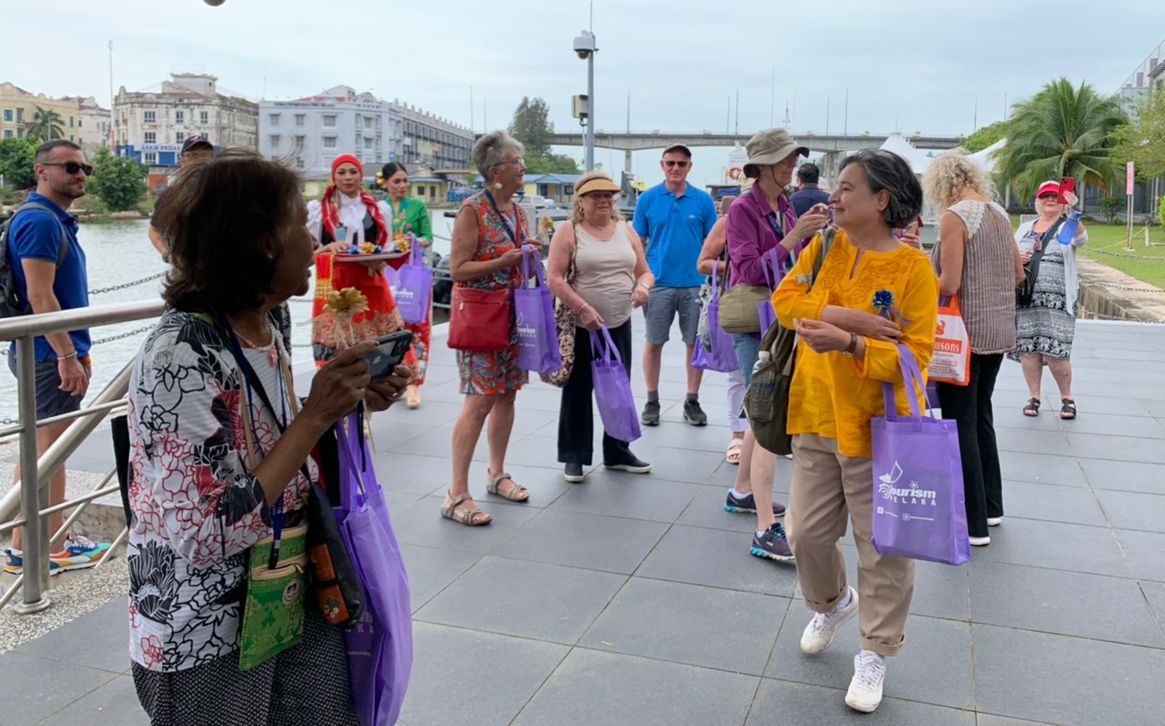 （古城封面副文）阔别三年 再有邮轮游客登陆甲州旅游