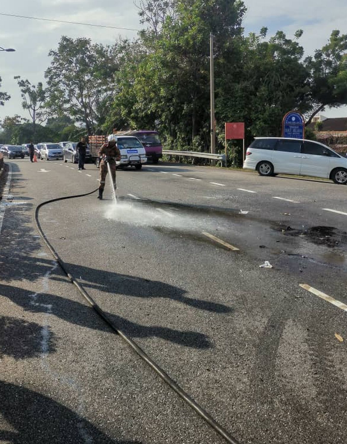 （古城封面副文）雨天路滑轿车失控撞路堤