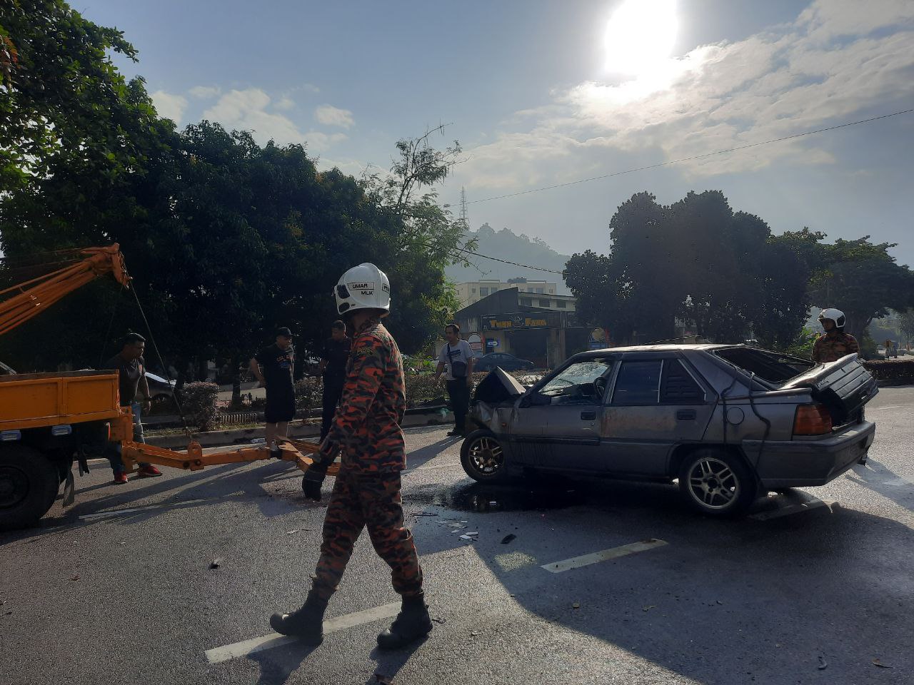 （古城封面副文）雨天路滑轿车失控撞路堤