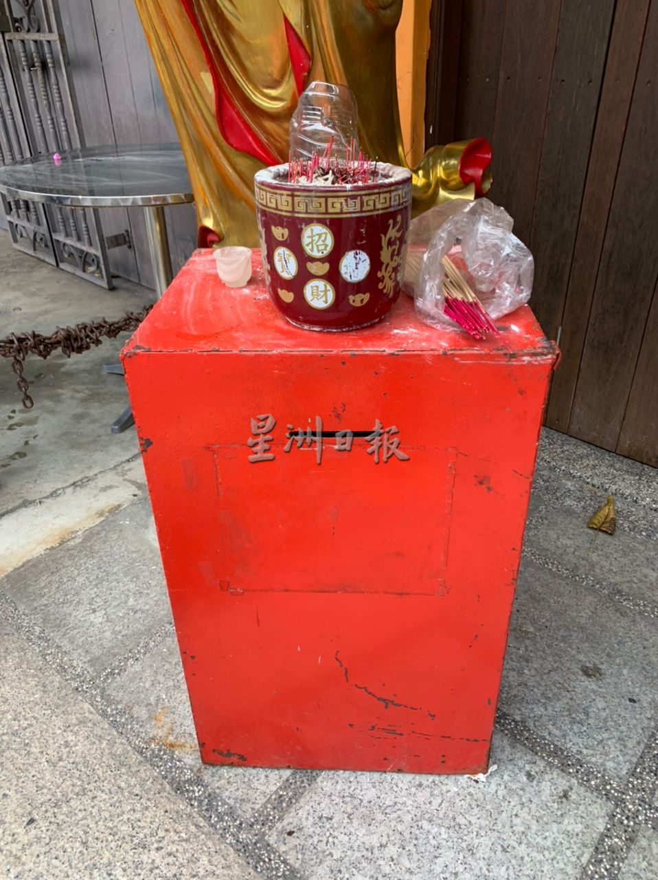 （古城第二版主文）3神像乱放老街 刘志俍促物主移适合地点