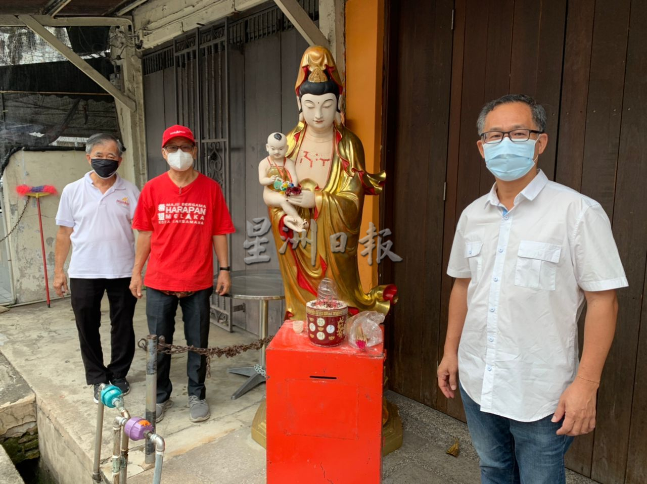 （古城第二版主文）3神像乱放老街 刘志俍促物主移适合地点