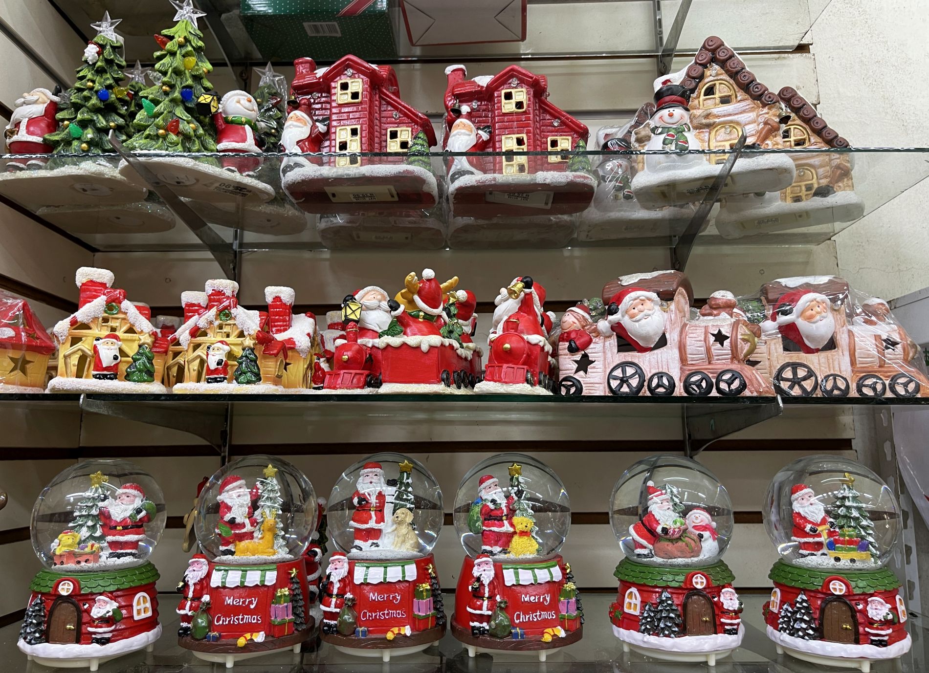 （古城第二版主文）圣诞饰品市场热起来·外坡游客热购