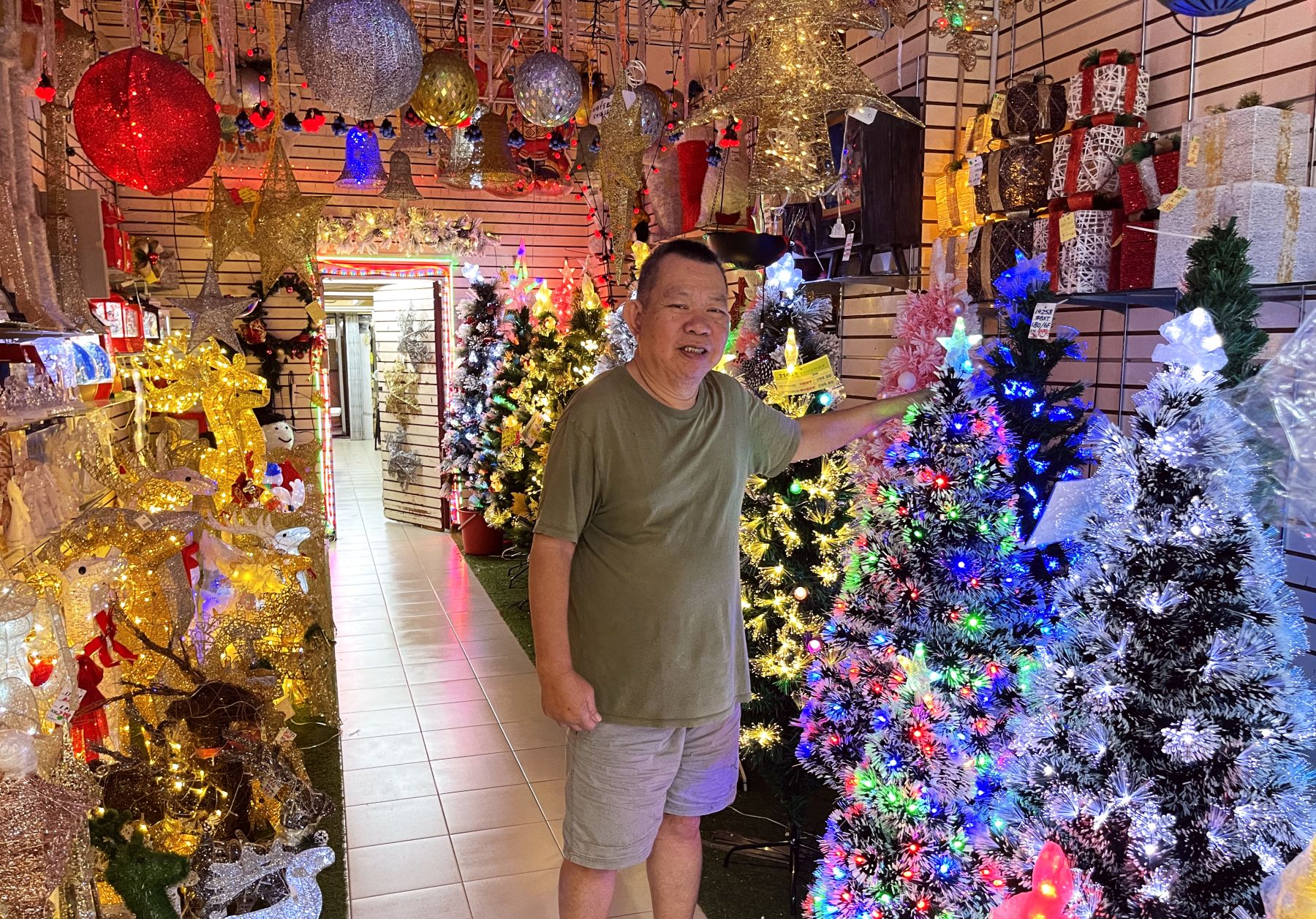 (古城第二版主文)圣诞饰品市场热起来·外坡游客热购