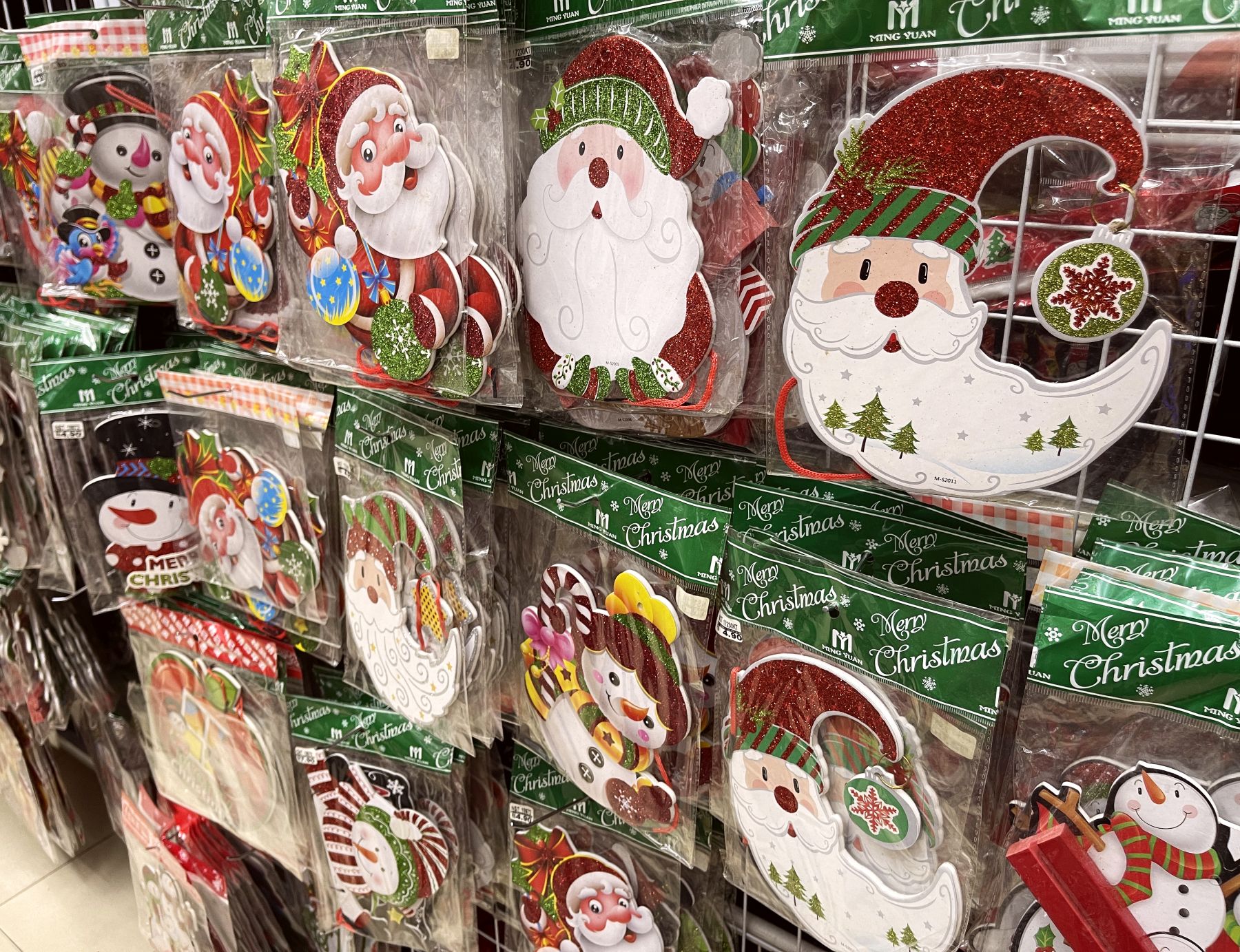(古城第二版主文)圣诞饰品市场热起来·外坡游客热购