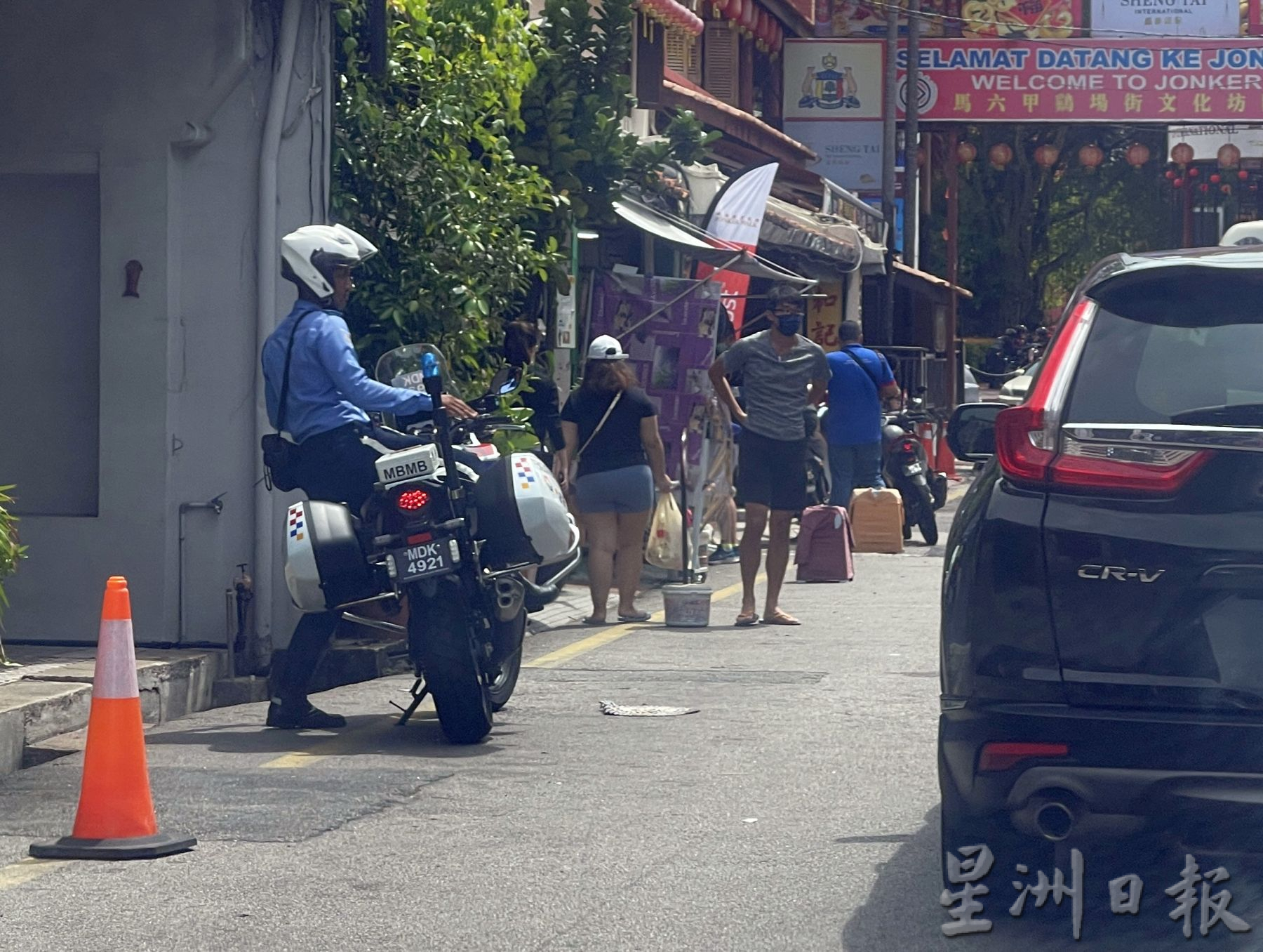 (古城第二版主文)违规泊车,执法人员盯着你!