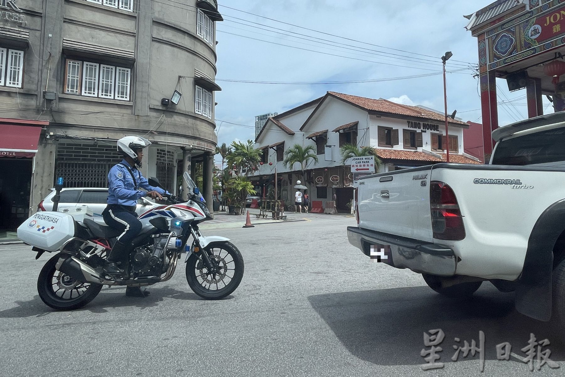 (古城第二版主文)违规泊车,执法人员盯着你!
