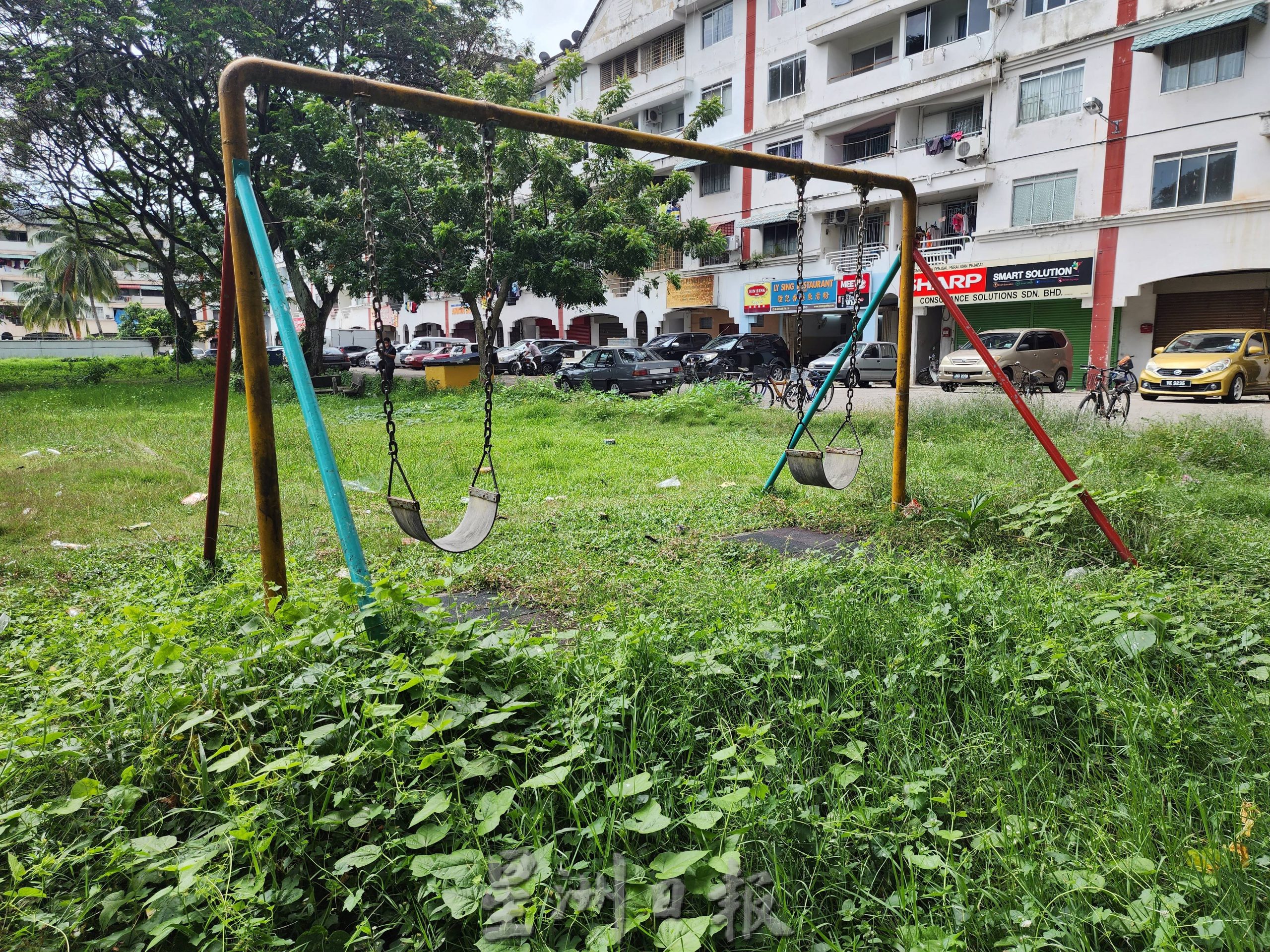 （古城第四版主文）哥打拉沙马那乌达玛公寓2个月没割草，逐渐成“小森林”