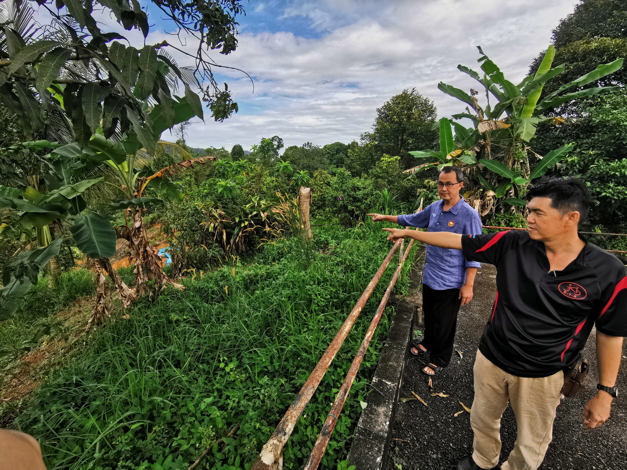 (大北马)从一个大坑洞恶化至触目惊心土崩!珍雅花园排洪沟前方大面积土崩令人忧!