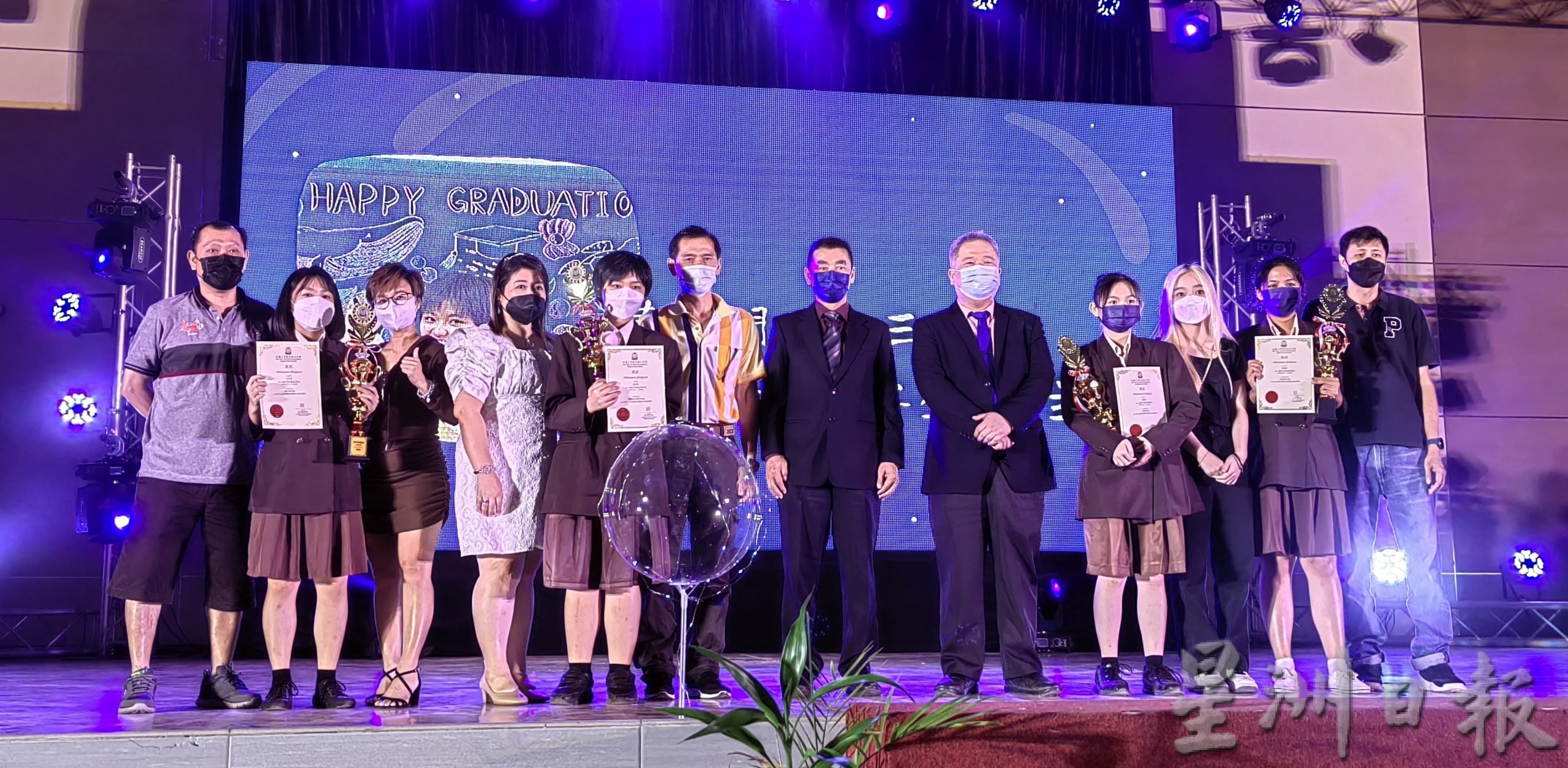 大年新民独中毕业礼:2星洲学记获全校杰出学生奖!