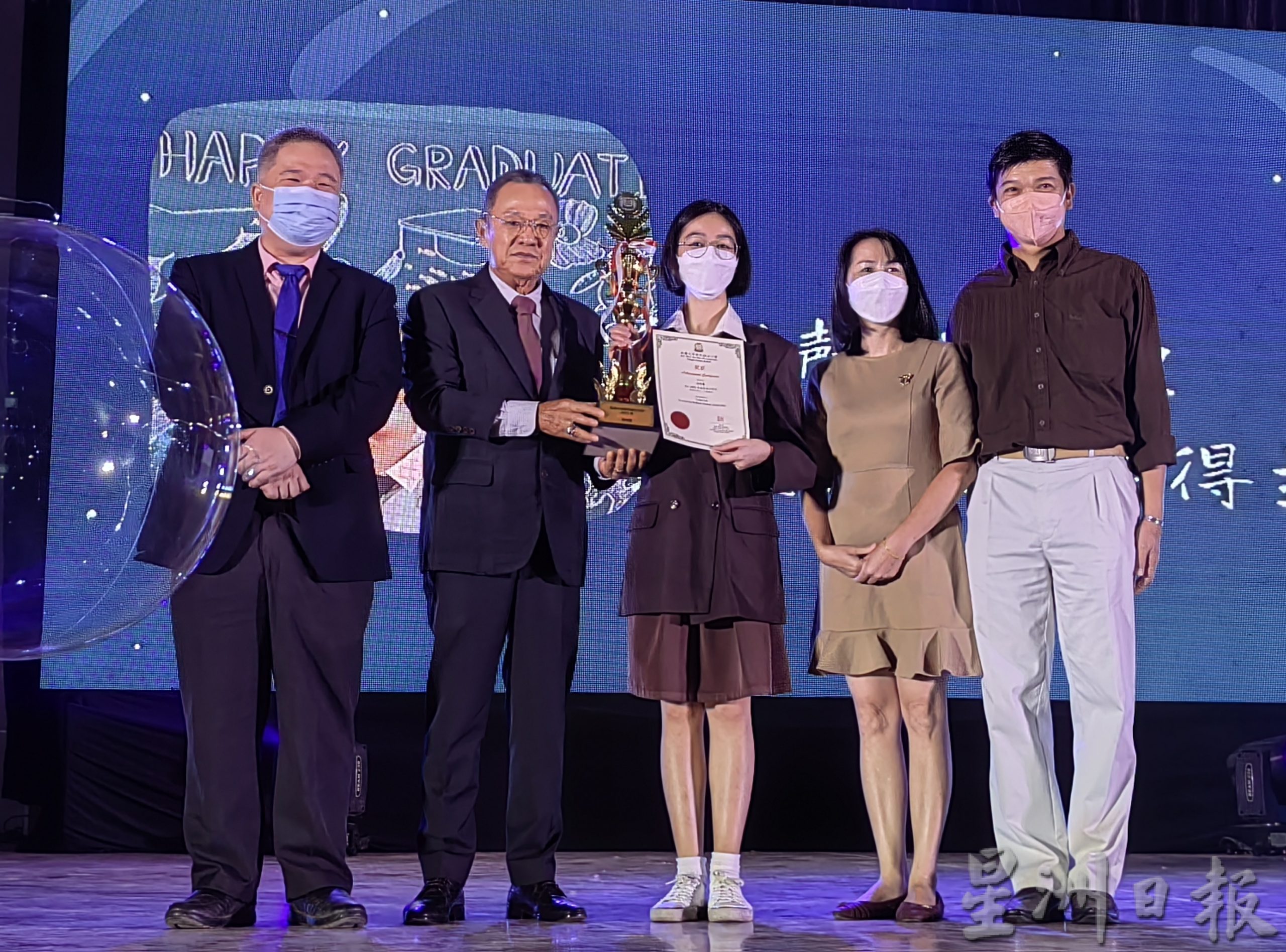 大年新民独中毕业礼:2星洲学记获全校杰出学生奖!