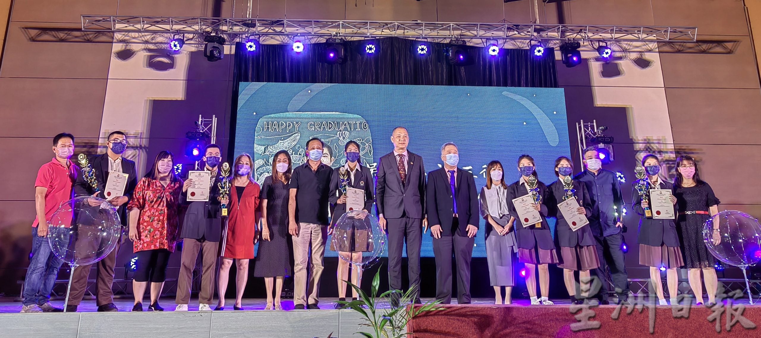 大年新民独中毕业礼:2星洲学记获全校杰出学生奖!