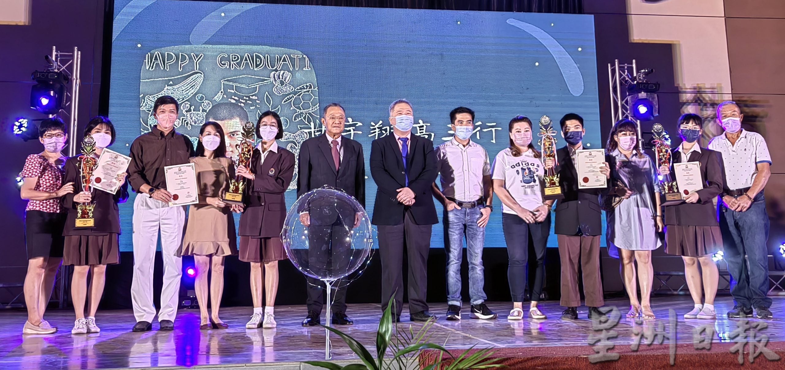 大年新民独中毕业礼:2星洲学记获全校杰出学生奖!