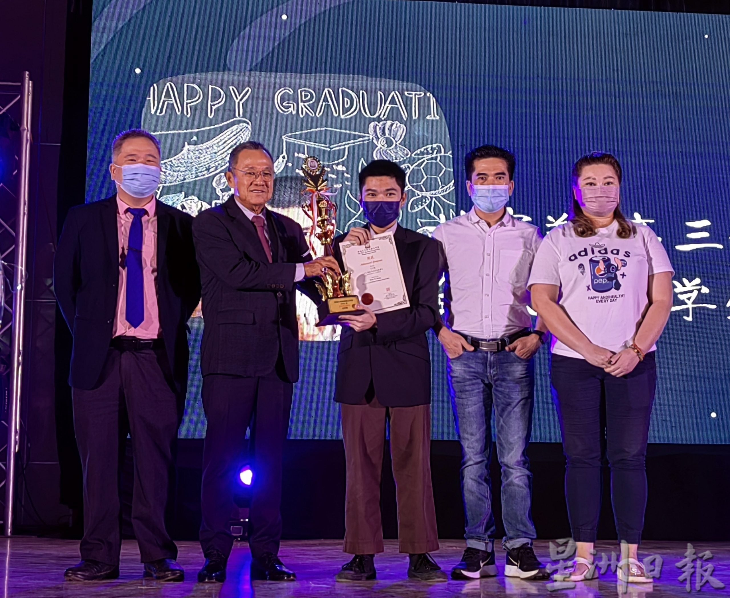 大年新民独中毕业礼:2星洲学记获全校杰出学生奖!