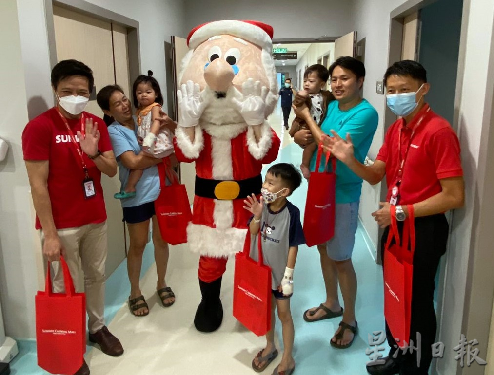 (大北马)威中双威嘉年华广场职员陪同圣诞老人送爱到病房。