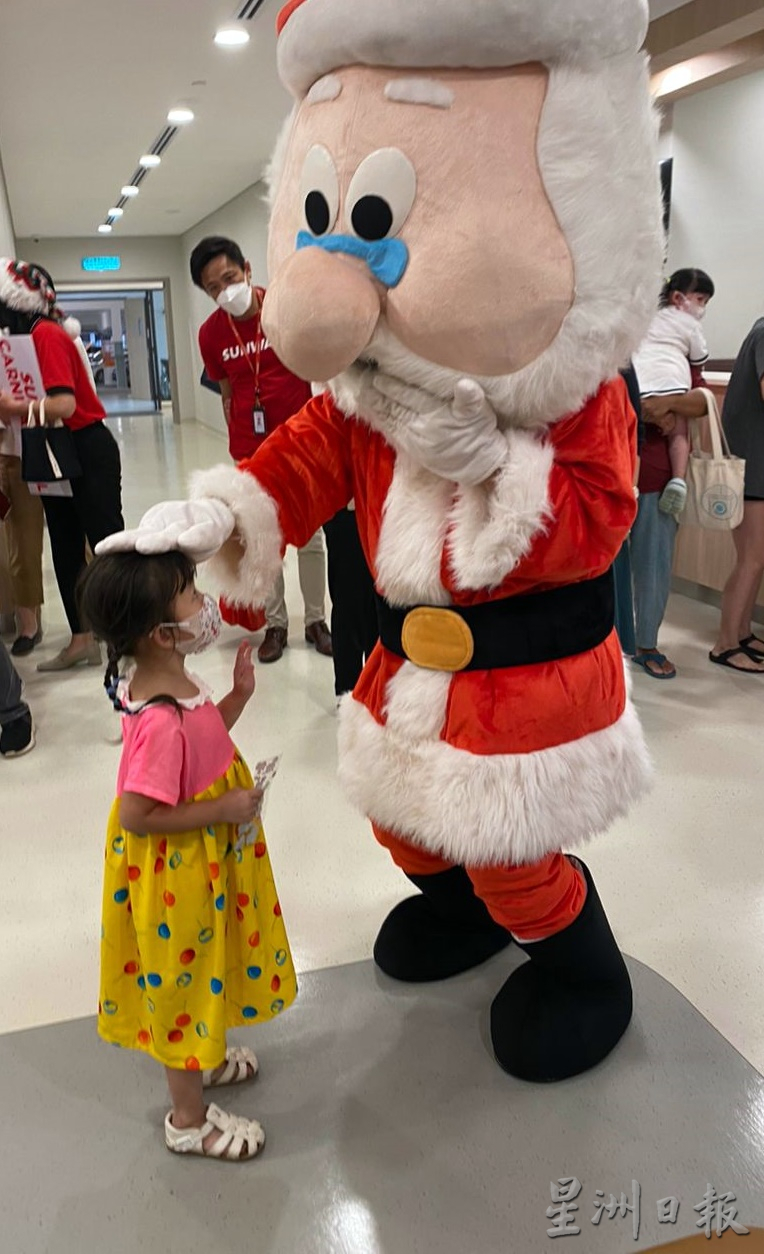 (大北马)威中双威嘉年华广场职员陪同圣诞老人送爱到病房。