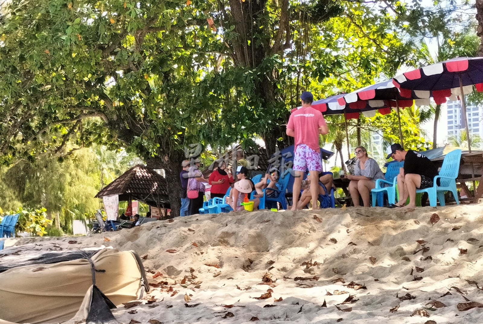 (大北马)峇都丁宜金沙滩沙袋墙坍塌 影响美观存安全隐忧 游客却步