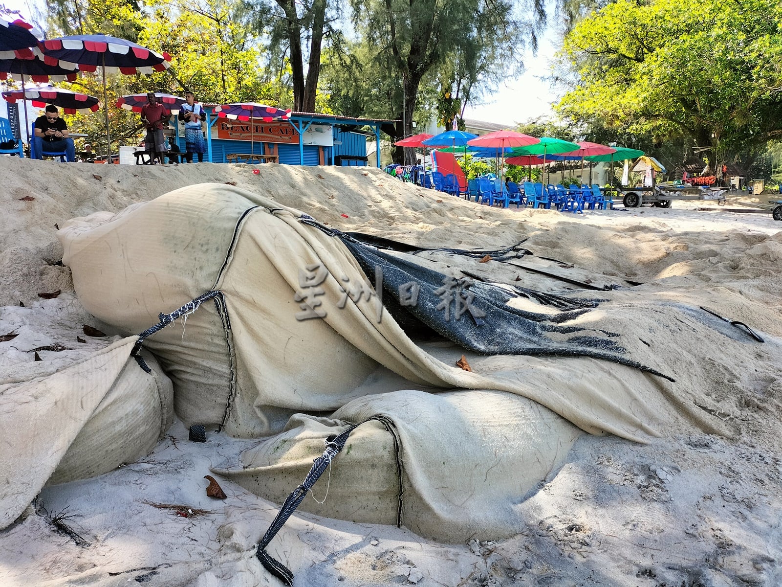 (大北马)峇都丁宜金沙滩沙袋墙坍塌 影响美观存安全隐忧 游客却步