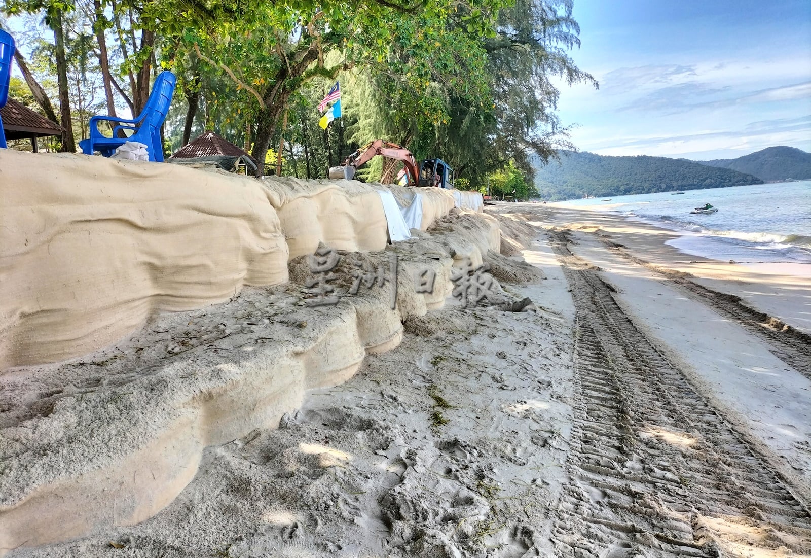 (大北马)峇都丁宜金沙滩沙袋墙坍塌 影响美观存安全隐忧 游客却步