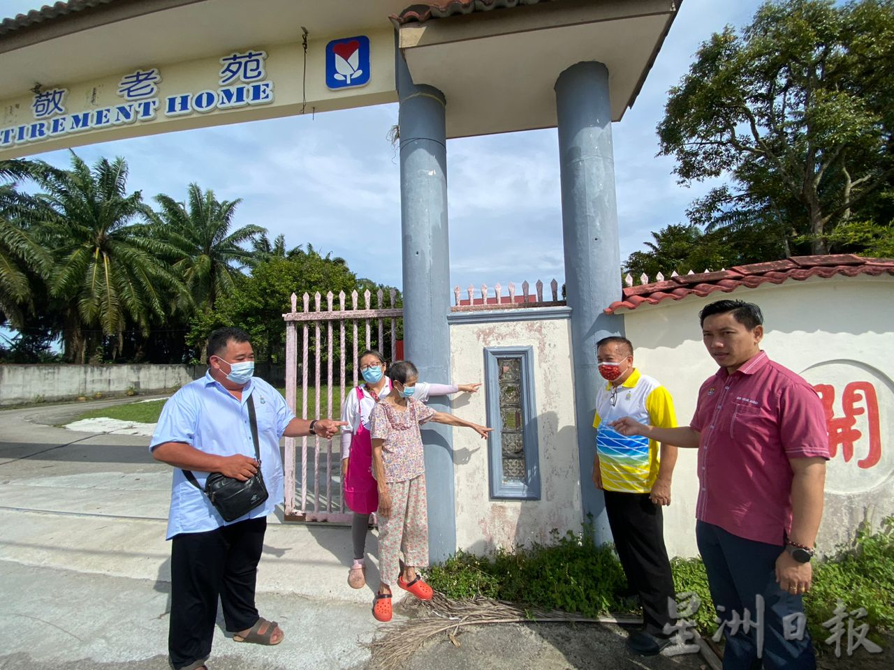 开心敬老苑竖立在大路旁的指路牌被人抛掷泥巴,并写有一行敏感字眼。