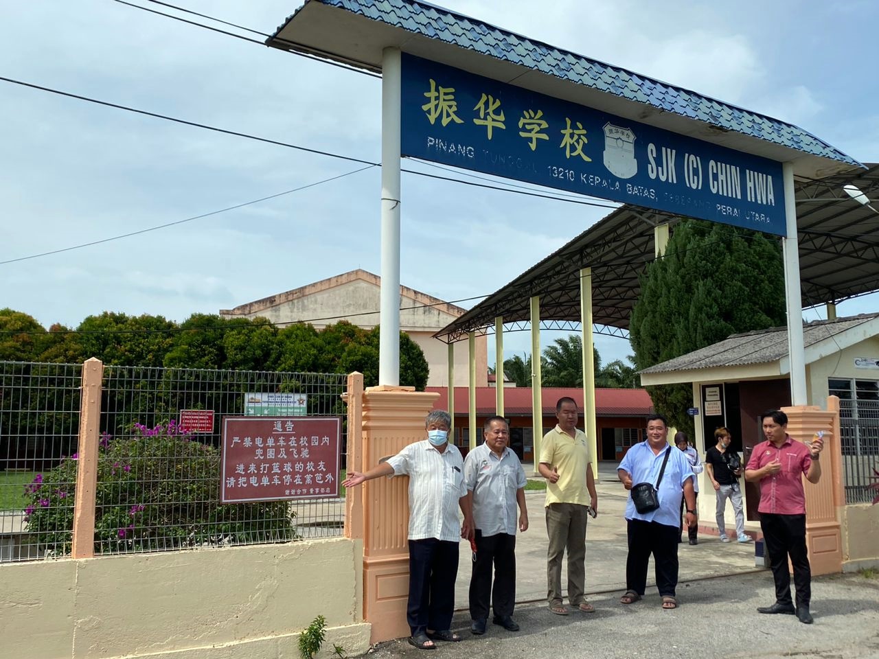 (大北马)槟榔东海玉帝宫及振华学校围篱笆粉刷,迎接威北生态旅游中心开幕。