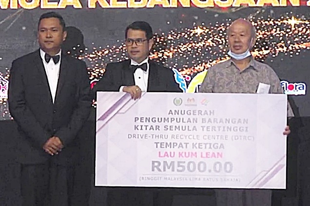 面食小贩阿福凌晨回收循环物，回收量1786公斤获奖赏500令吉