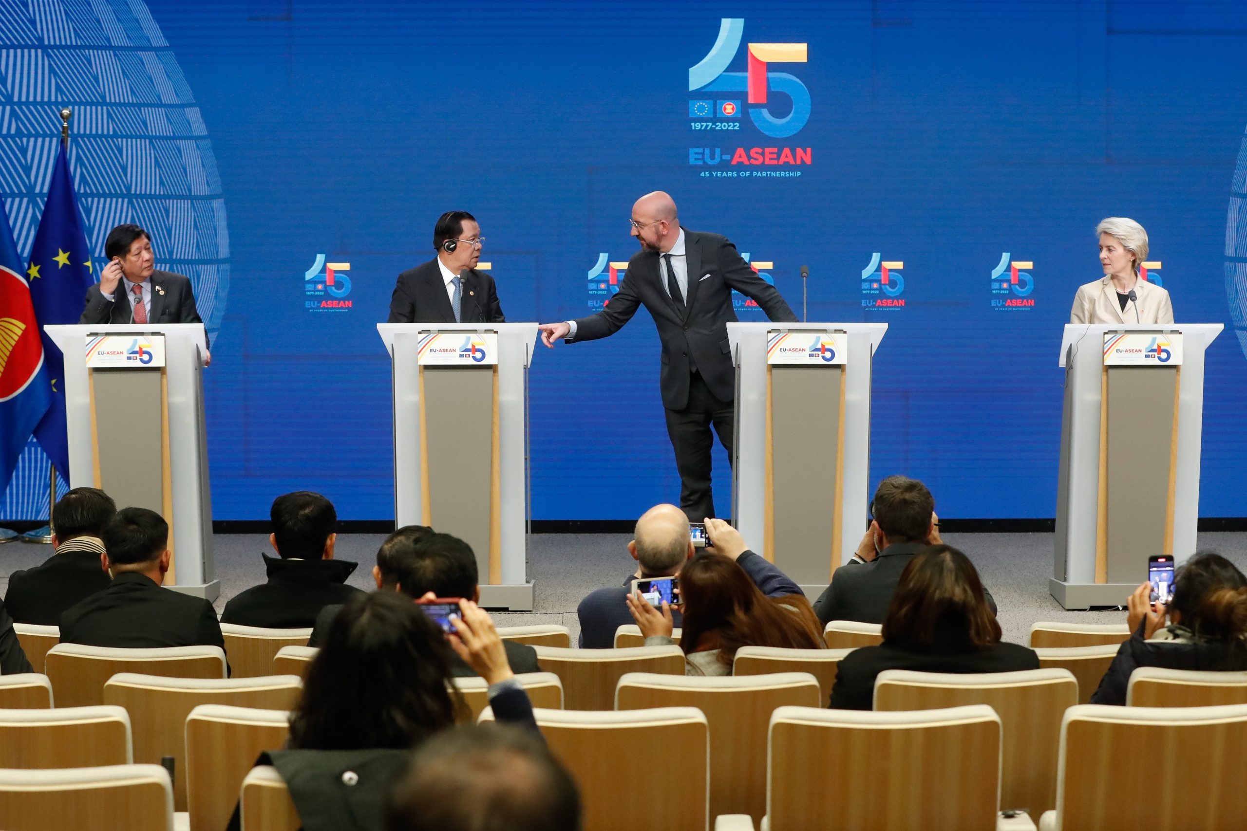 (头)欧盟东盟结伴45年峰会 小马可斯“东盟不选边站”