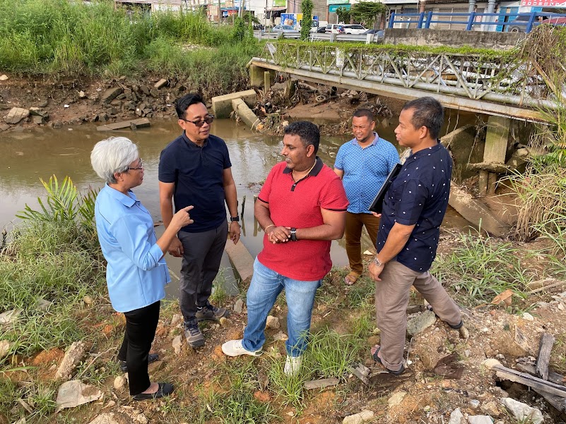 (已签发)柔:拉文古玛颜碧贞巡视峇沿河地区,共商水灾解决方案