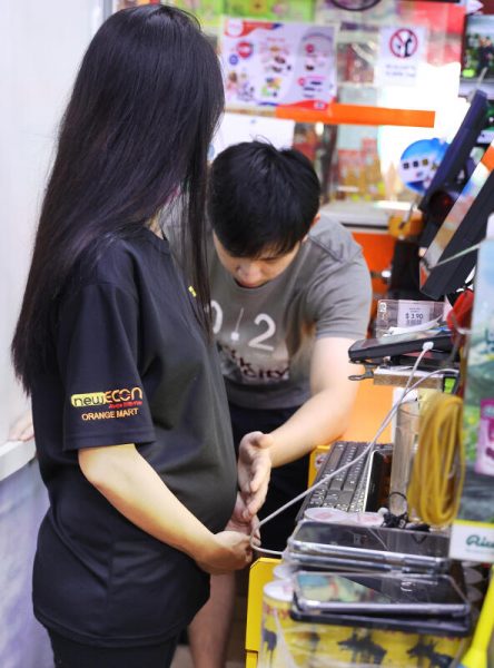 无法用线上支付买烟 醉汉大闹商店比拳头、朝老板吐痰