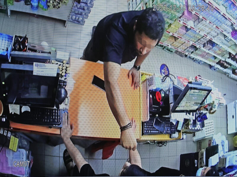 无法用线上支付买烟 醉汉大闹商店比拳头、朝老板吐痰