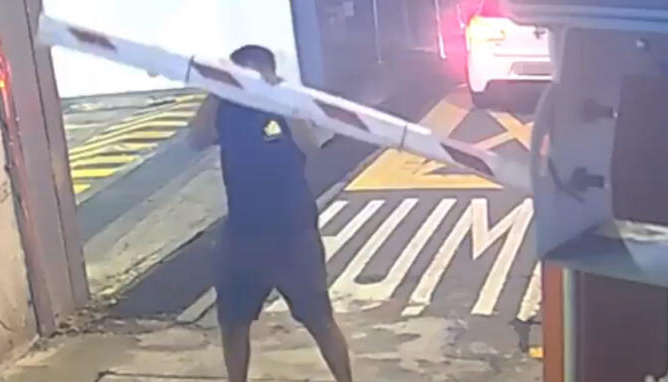 (已签发)柔:狮城二三事:紧急车道超车 轿车公路狂飙遭起底 路税过期 罚单未缴